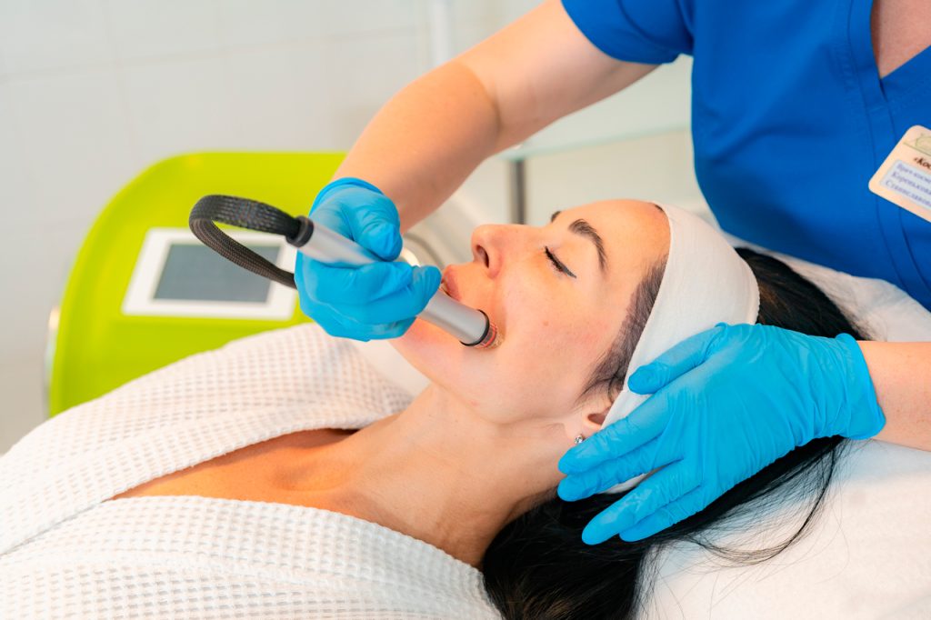 Врач проводит процедуру Hydro Peel